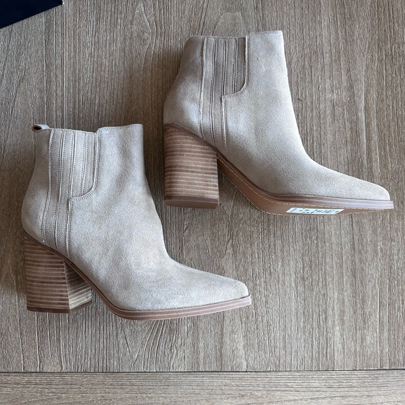Marc Fisher Oshay Bootie Suede Block Heel Western Pointed Toe Light Grey 10 NWB - Picture 4 of 10